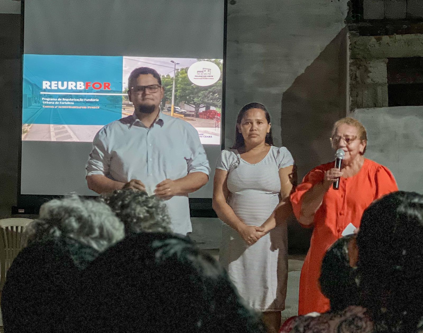 grupo de pessoas reunidas numa quadra